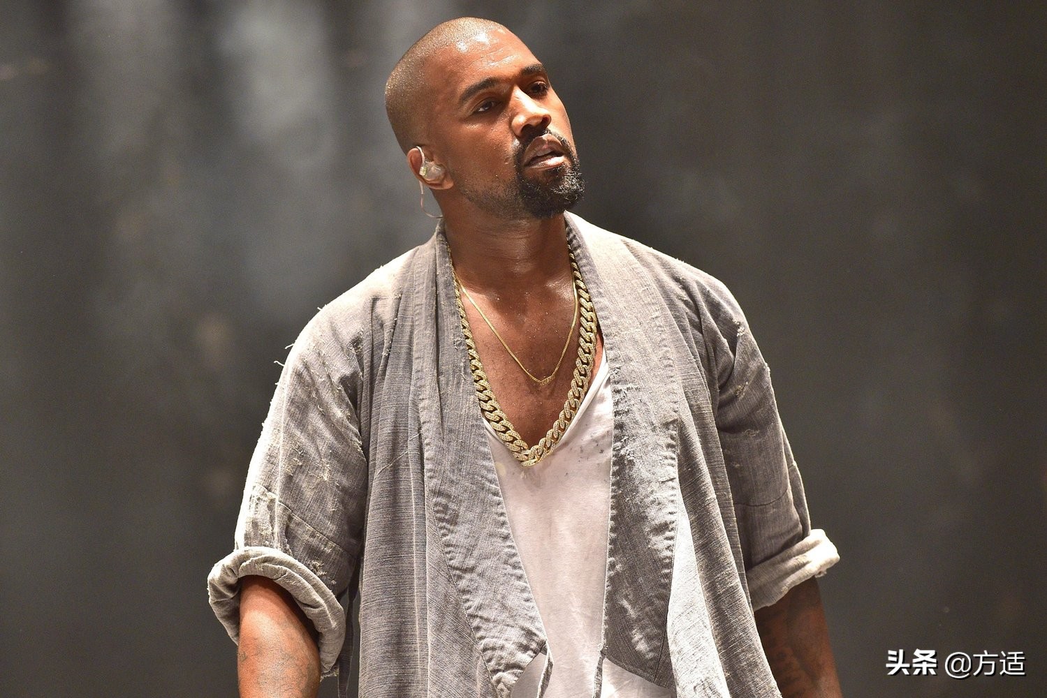 唱片销量排名第三的是,加拿大说唱歌手drake,从2001年至今,drake的