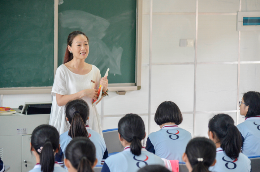 女教师因怀孕坐着上课，遭校长点名批评，如此规定被质疑不近人情