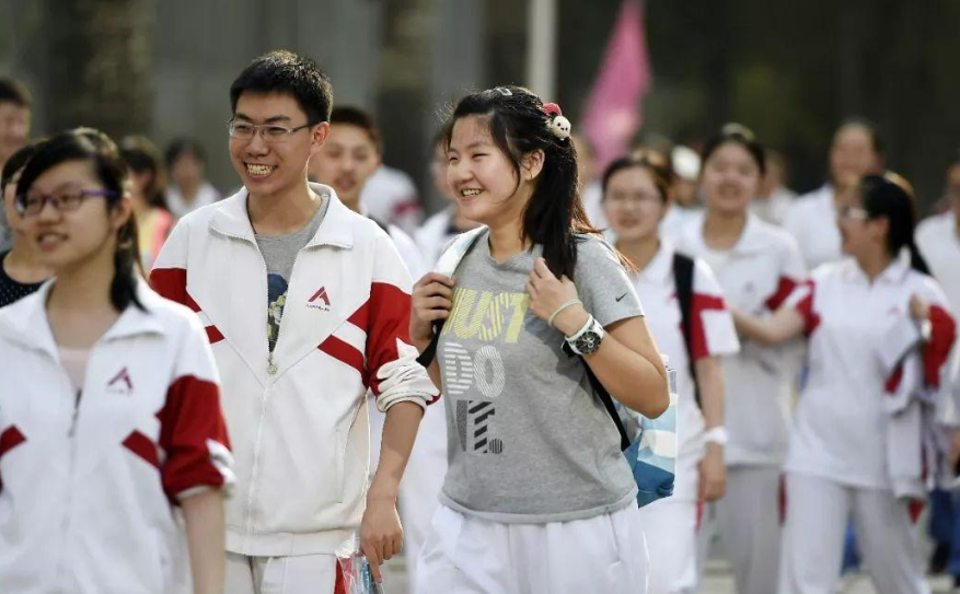 44年前的“高考试卷”走红，初中生直言太简单，高中生看后笑了