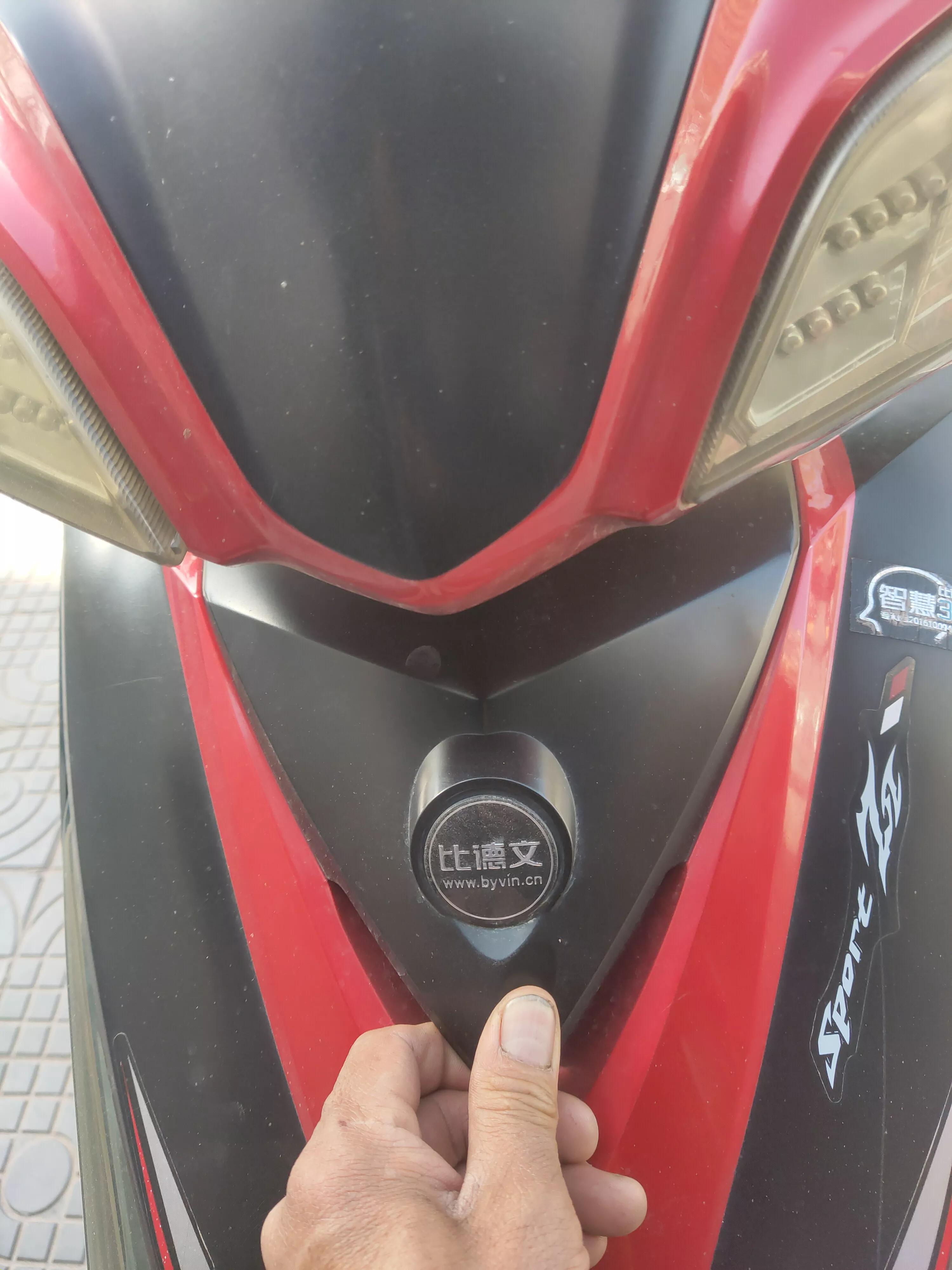 电动车钥匙被锁在车座里怎么办？用一个巧妙方法，分分钟就能取出