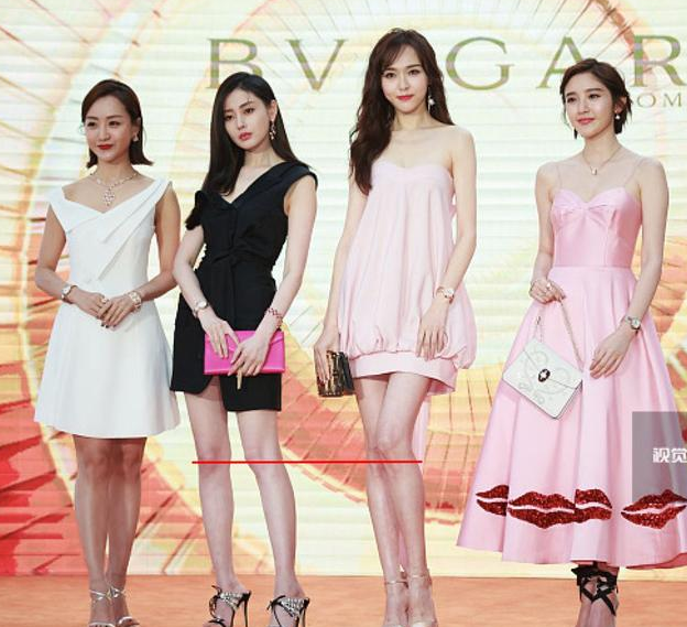 张天爱身高和腿长比例完全对不上,但这膝盖却暴露了多少女星秘密