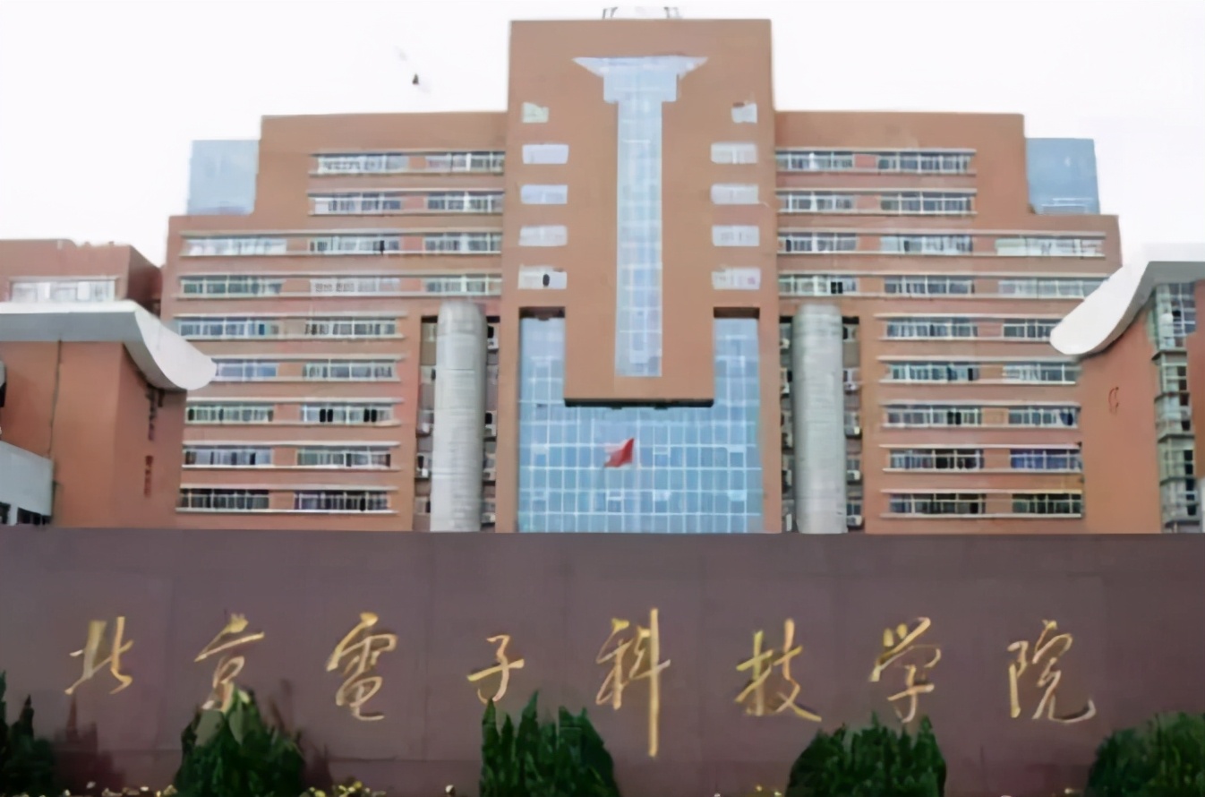 4所毕业生直接“躺赢”公务员的大学，专业也很吃香，就业不用愁