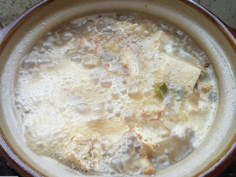 天冷就炖上一锅白菜炖冻豆腐，连菜带汤一大锅，越吃越暖和
