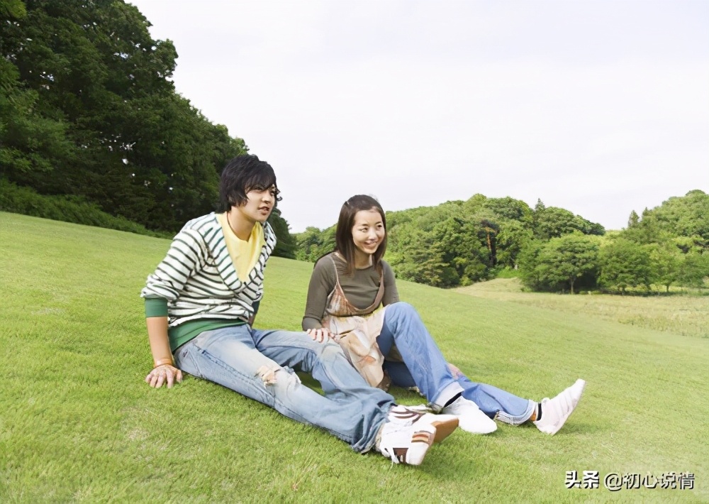 为哄生气女友，大学生下跪磕头求原谅：爱情，从来不是生活的全部