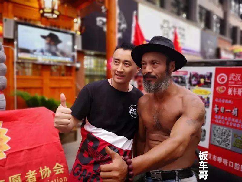 9年前，武汉汉正街那个火遍全网的“板车哥”，今也靠直播捞钱？