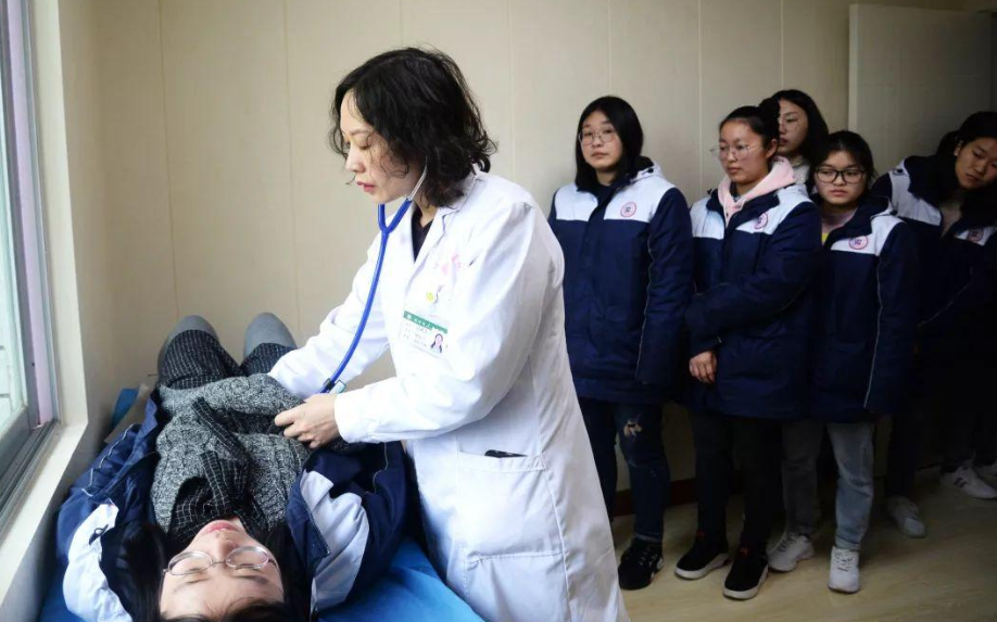 高考体检要脱得“一丝不挂”吗，体检医生很无奈：学生们都想啥呢