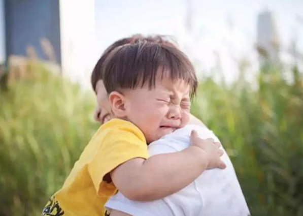 宝宝在幼儿园和在家2种表现？读懂亲子依恋理论，是处理的关键