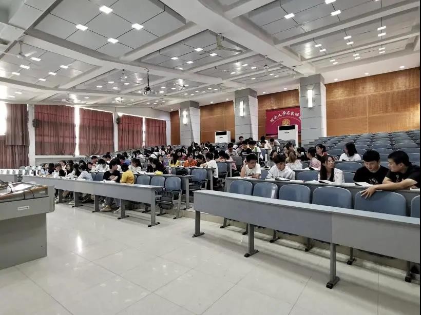 河南这所大学吃住条件超好！有3大校区，10余个食堂，还早早供暖