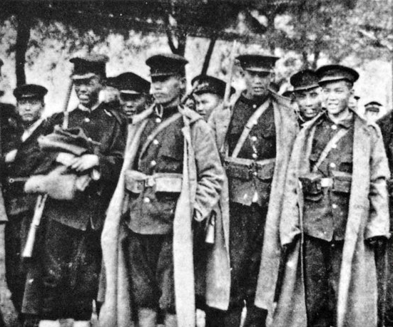 1951年一农民到乡公所讨水，看着毛主席像激动的说：他曾是我的兵