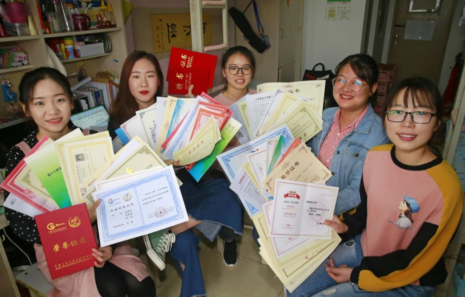 大学生有多“卷”？法大班长改同学作业，为夺保研名额上演宫心计