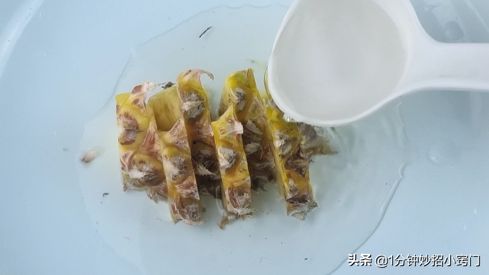 原来菠萝去皮这么简单，不挖眼不削皮，又快又省事，一点也不脏手