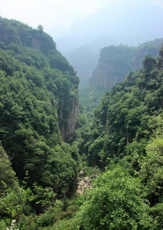 这景区四季瀑布千年泉，有千古未解之谜，云霞缭绕如仙境，免门票
