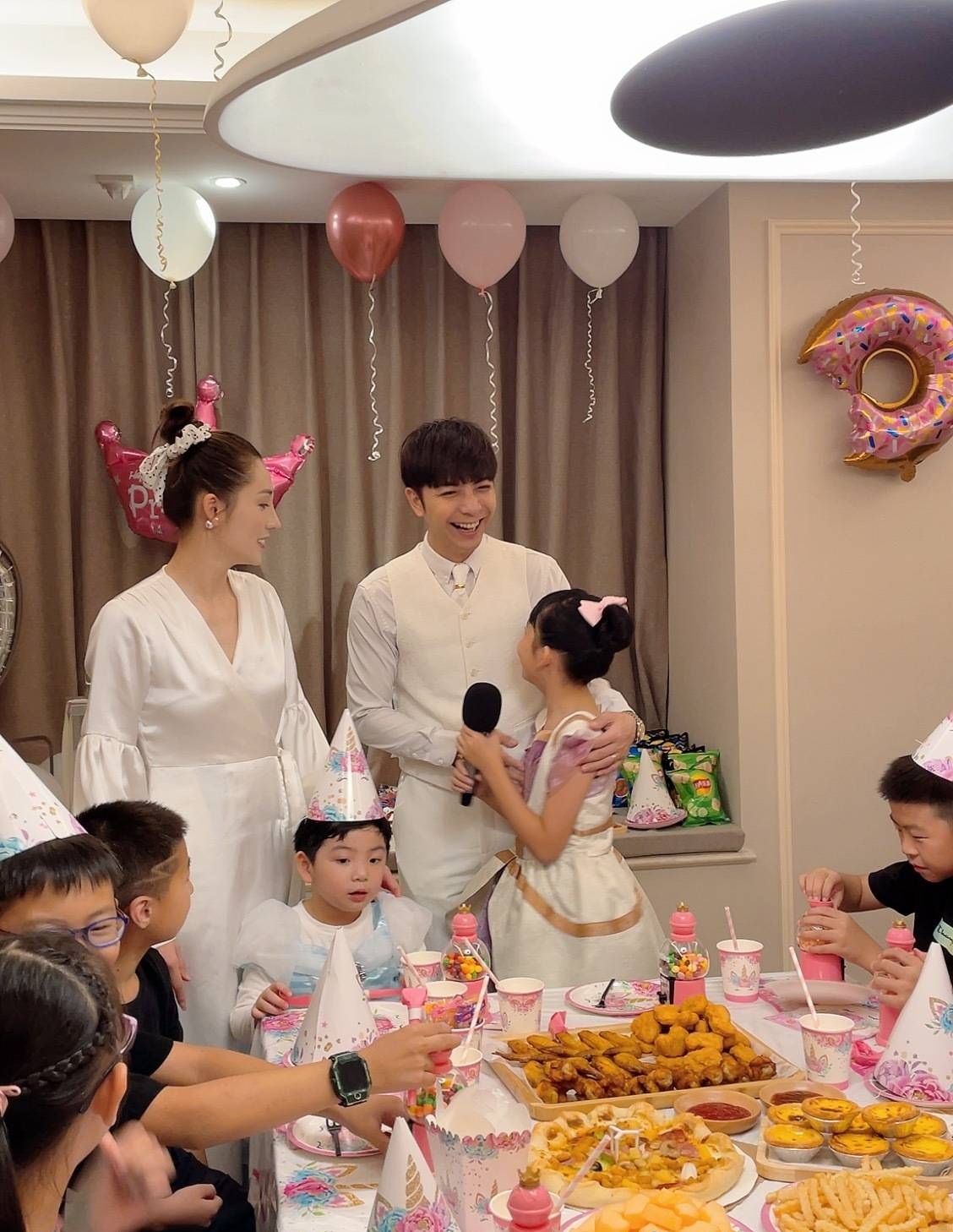 丈夫与陈伟霆同班，老婆从小就是富豪，这对网红夫妻不一般