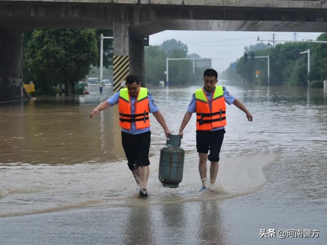 暴雨中的河南公安力量丨用忠诚筑起湛蓝堤坝——致敬奋战在抗洪救灾一线的勇士们