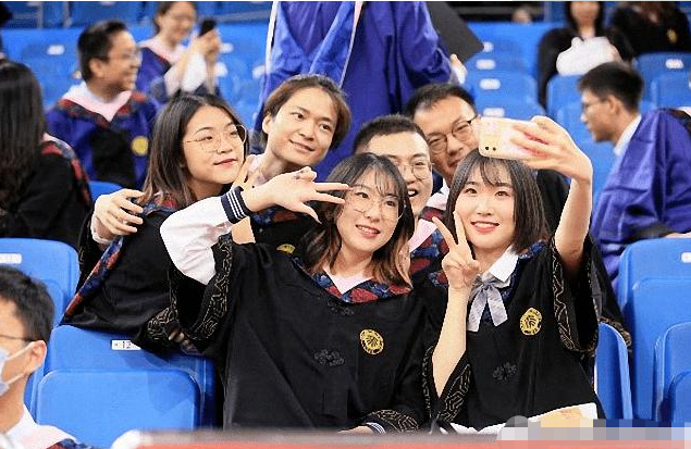 4所毕业生直接“躺赢”公务员的大学，专业也很吃香，就业不用愁