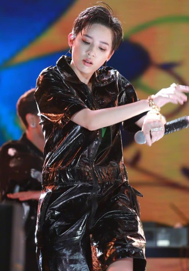 短发的女人时尚感太强了，李斯丹妮这造型，一般人轻易还是别学了