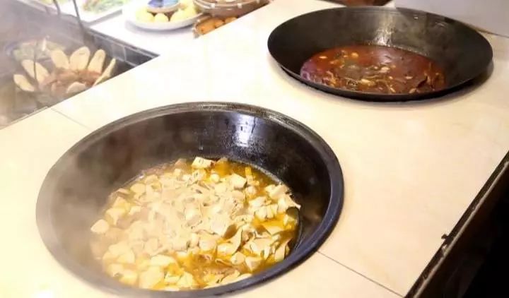 牛肉锅底汤的制作(醇香滋味，手工打磨的牛肉锅底汤)