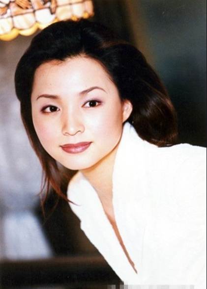 董卿当年有多美？柳叶细眉配丹凤眼温婉动人，赵忠祥赞其大气知性