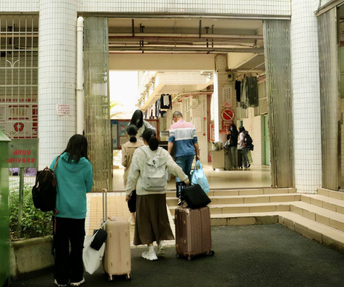 北师大女生不允许男生坐电梯，因沐完浴后觉得尴尬，校方作出回应