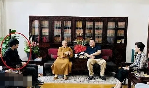 杨澜24岁儿子照片曝光，长相清秀不像爸爸，与人交谈母亲眼神紧跟