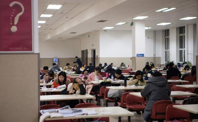 河南高校食堂惊现“英语天花板”，学生却食不下咽，直言饭不香了