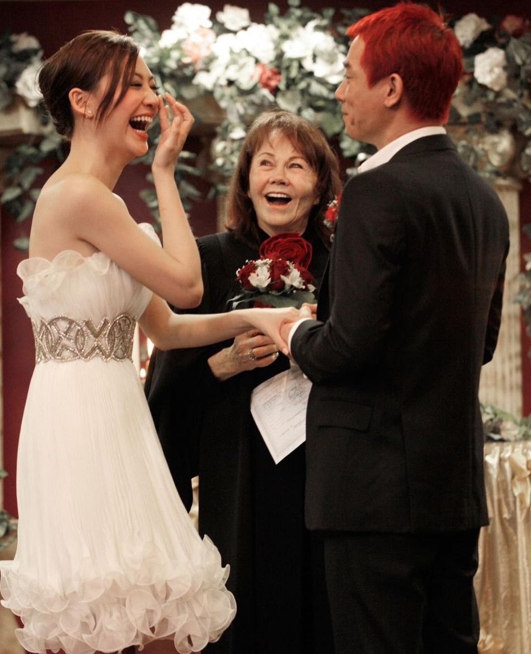 港媒曝陈小春应采儿花百万改名催运，现夫妻同姓，春哥身家超5亿