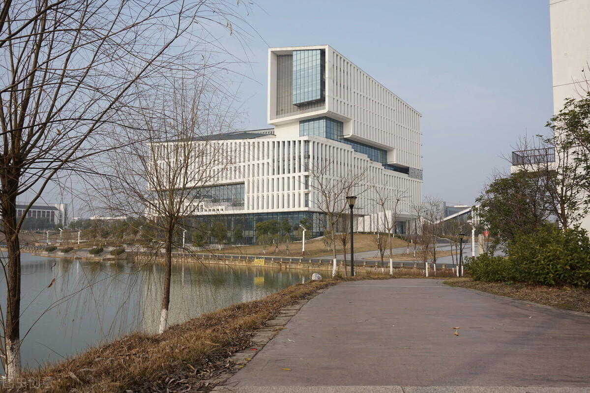 1所211大学，4年内7位院长被挖走，背后原因有哪些？