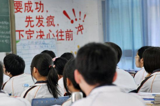 考生奋笔疾书,监考老师"度日如年",他们打发起时间能多有趣