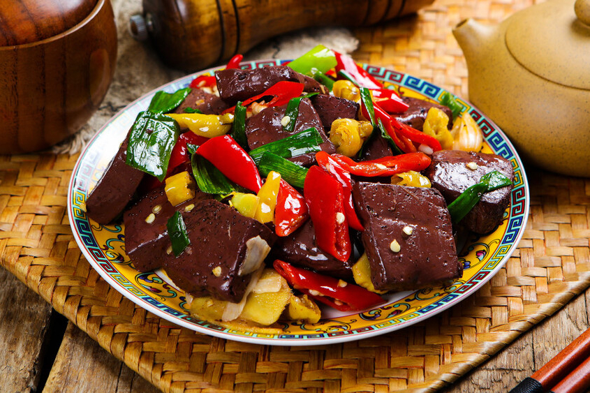 鸭血一般是去吃火锅的时候,才能碰上,要说平时最常见的,那还得是猪血