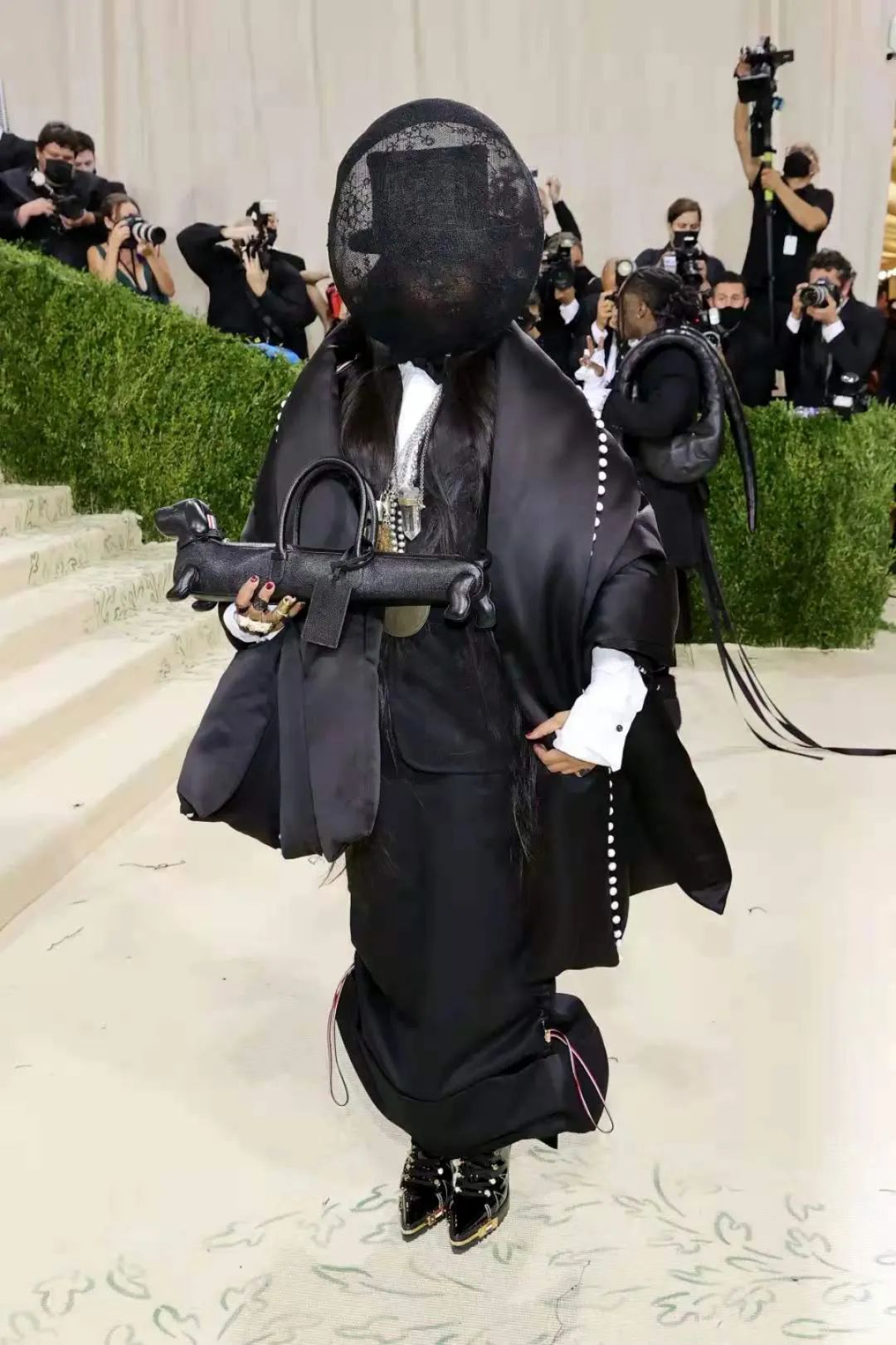 邓文迪浑身亮片，卡戴珊变黑衣人，都比不过这些戏精红毯群魔乱舞