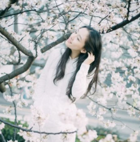 出道即巅峰，搭档皆顶流，“武大校花”吴倩怎么把一手好牌打烂的