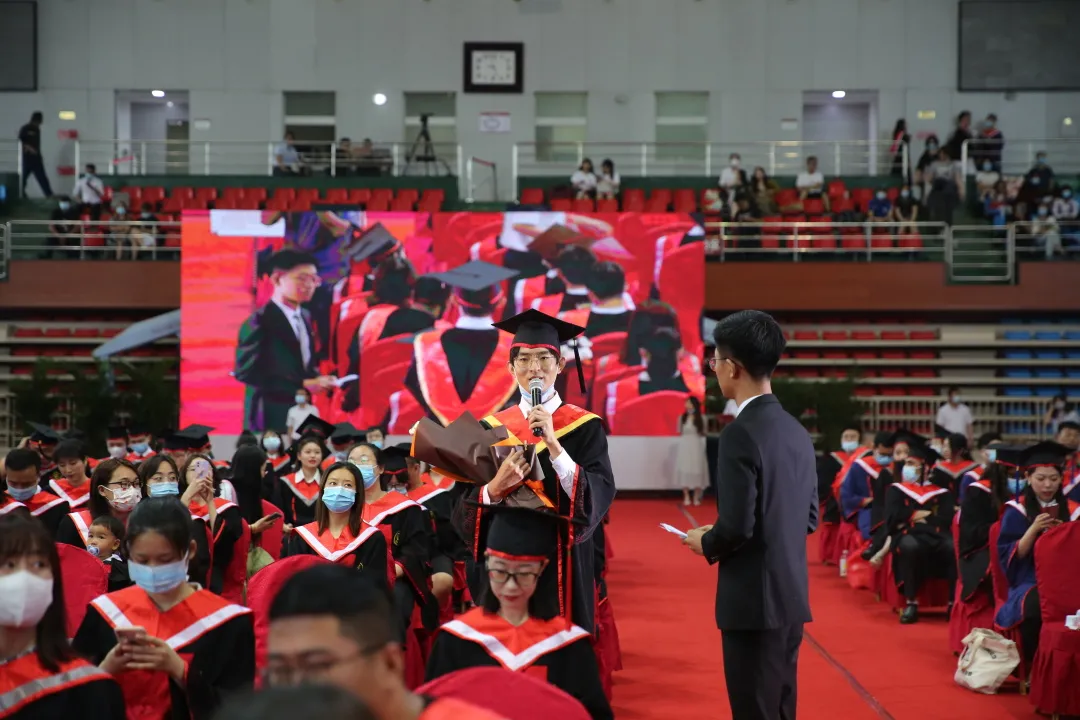 中国医科大学隆重举行2021年毕业典礼暨学位授予仪式