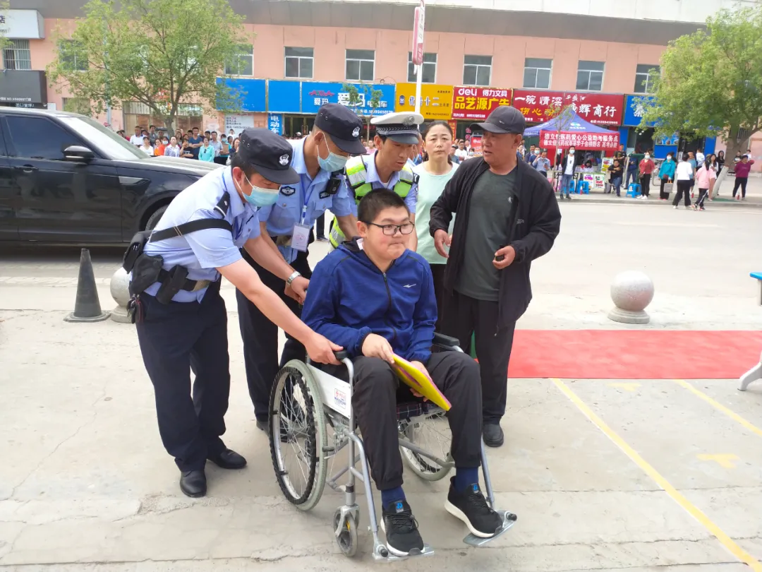 【护航高考】高考第一天，甘肃公安为梦护航！