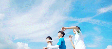 纸飞机脱手前为什么要哈一口气？