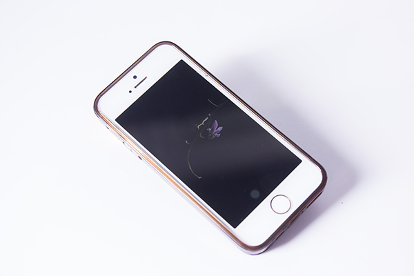 睡觉时手机放枕边充电，产生的辐射真的会致癌吗？放多远比较好？