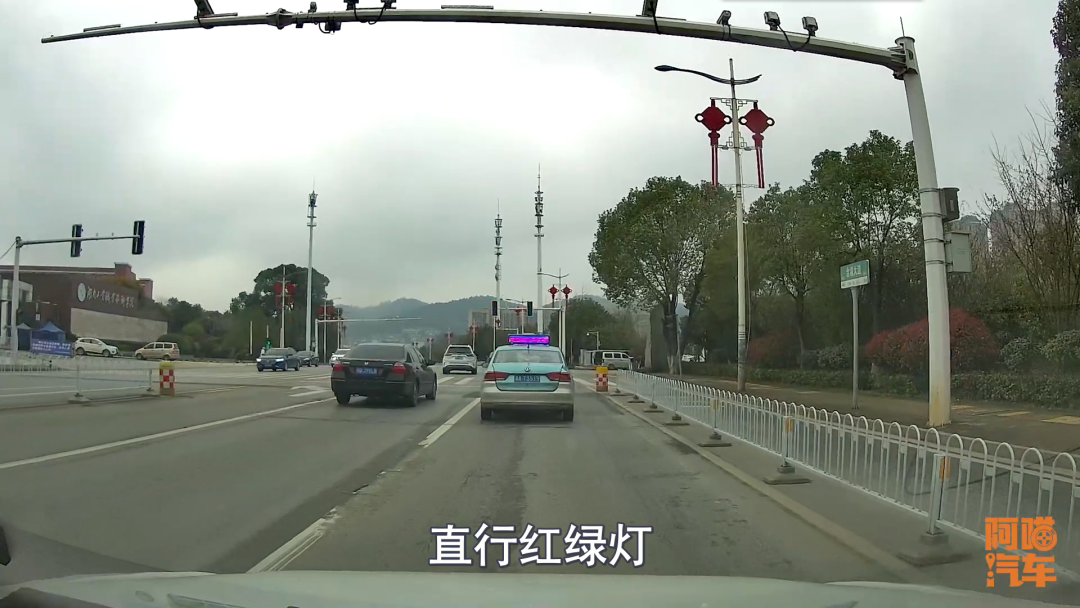 右转兼直行车道该怎么走才正确？老司机教你，免得走错害大家堵车