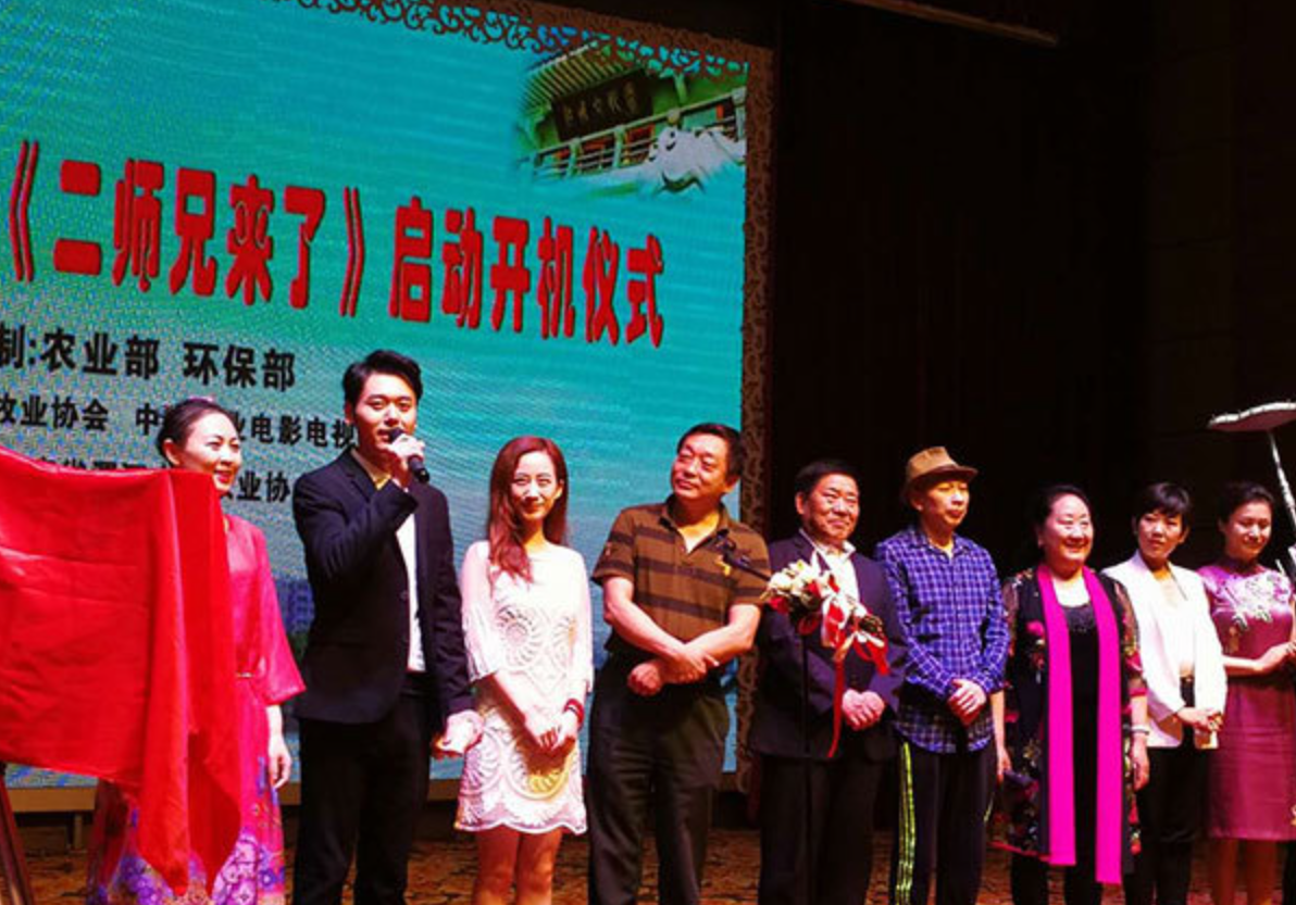 杜旭东：演反派都不用化妆，嘴一歪眼一蔑，观