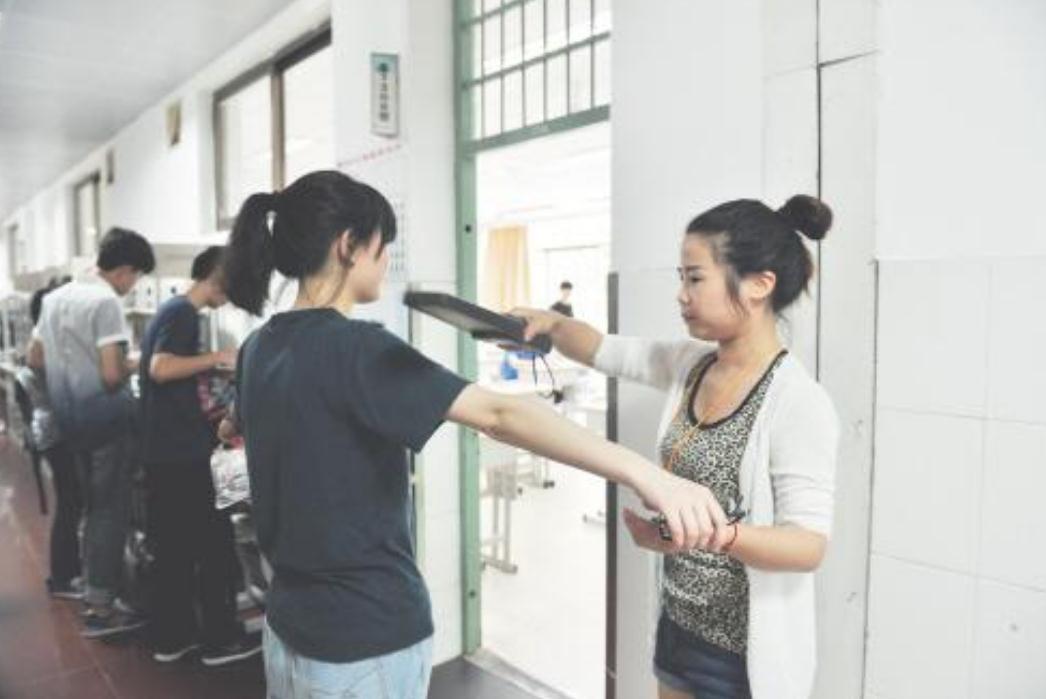 为什么高考不建议穿“校服”？监考老师给出解释，考生别不在意