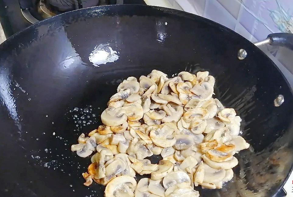 这才是口蘑最香的做法，自从这样做过后，家里的小孩总想着吃口蘑