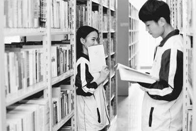 大学该不该谈恋爱？不要为了谈恋爱而去恋爱，更不要和父母闹翻