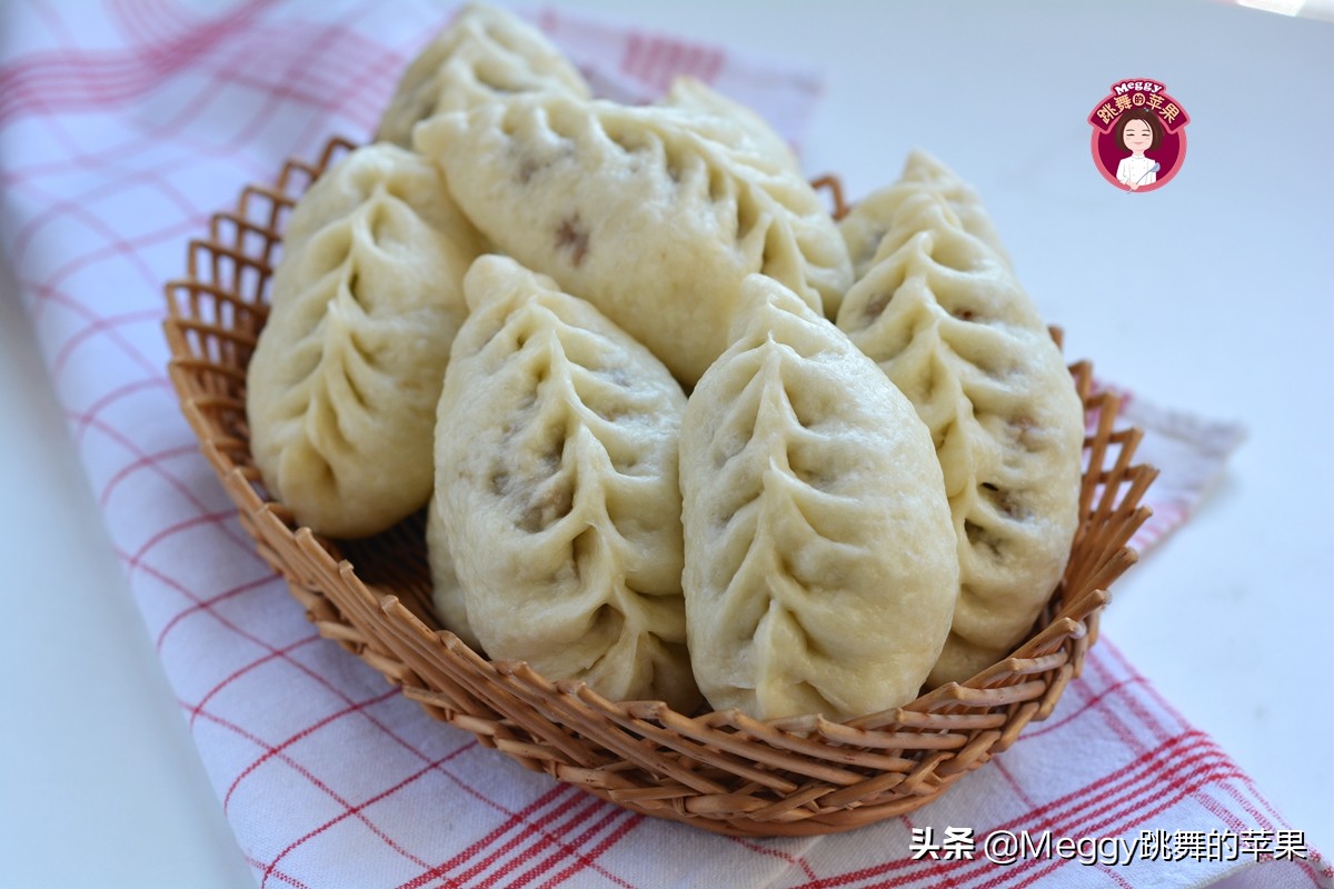 全家老少都爱的酱肉包子，酱香浓郁又暄软，左右手各2个吃撑了