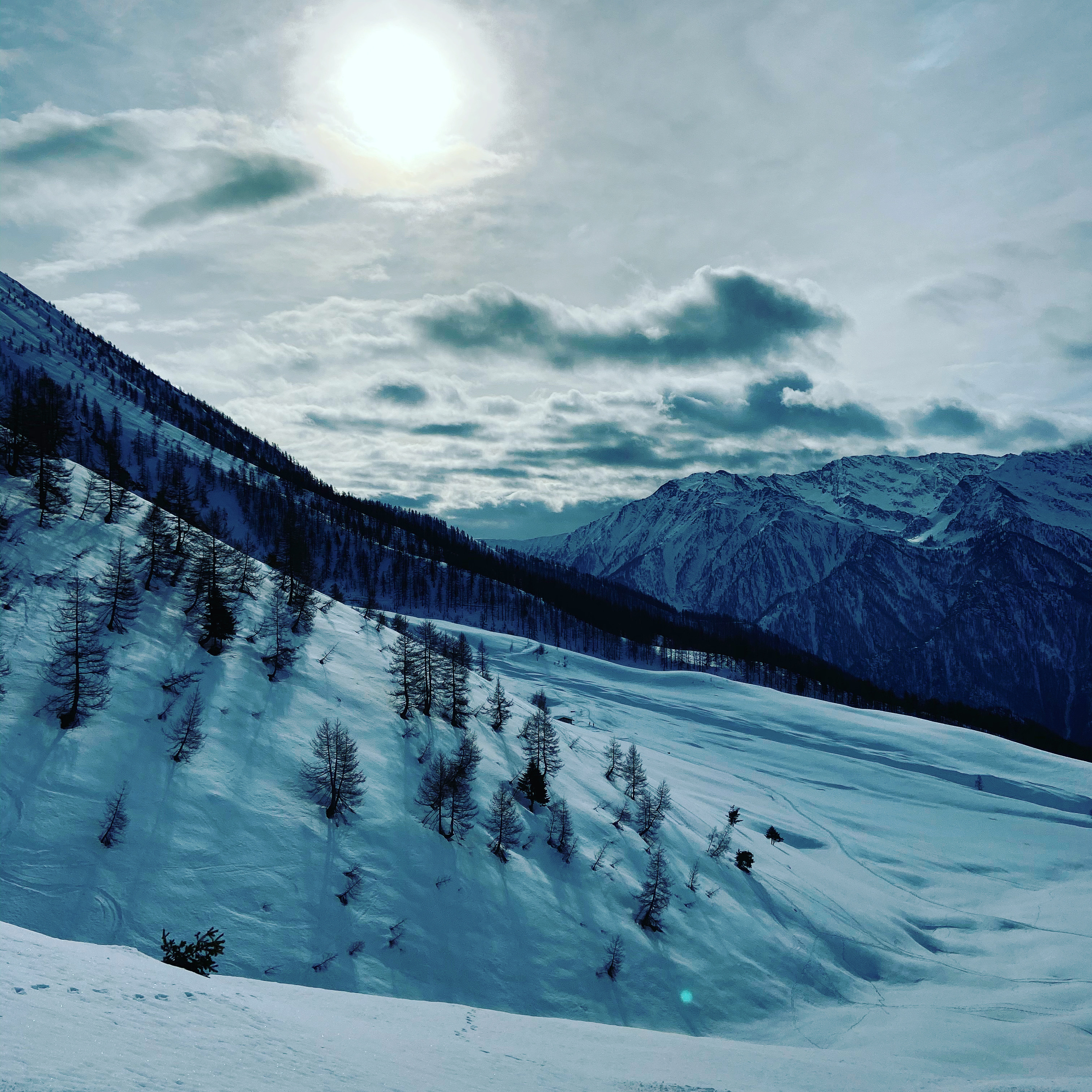 雪山壁纸︱沿途有风景，背后有阳光