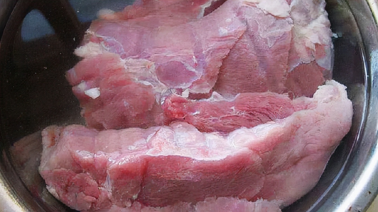 解冻肉不能直接用水泡，卖肉老板教我3招，迅速解冻和鲜肉一样鲜