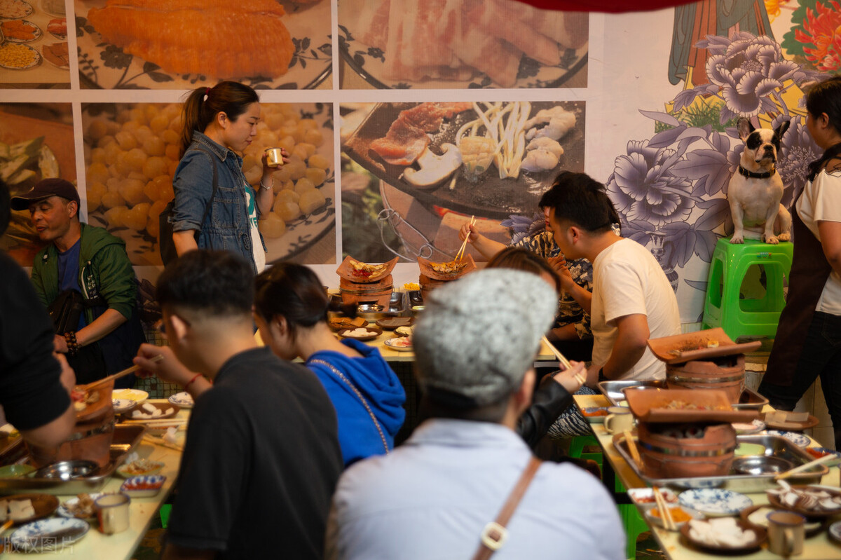 青岛大哥开烧烤店,顾客啤酒随便喝,反而年赚88万,方法教给你