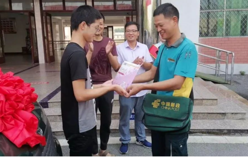 母亲双目失明，父亲单眼失明，自强不息的他以685分被清华录取