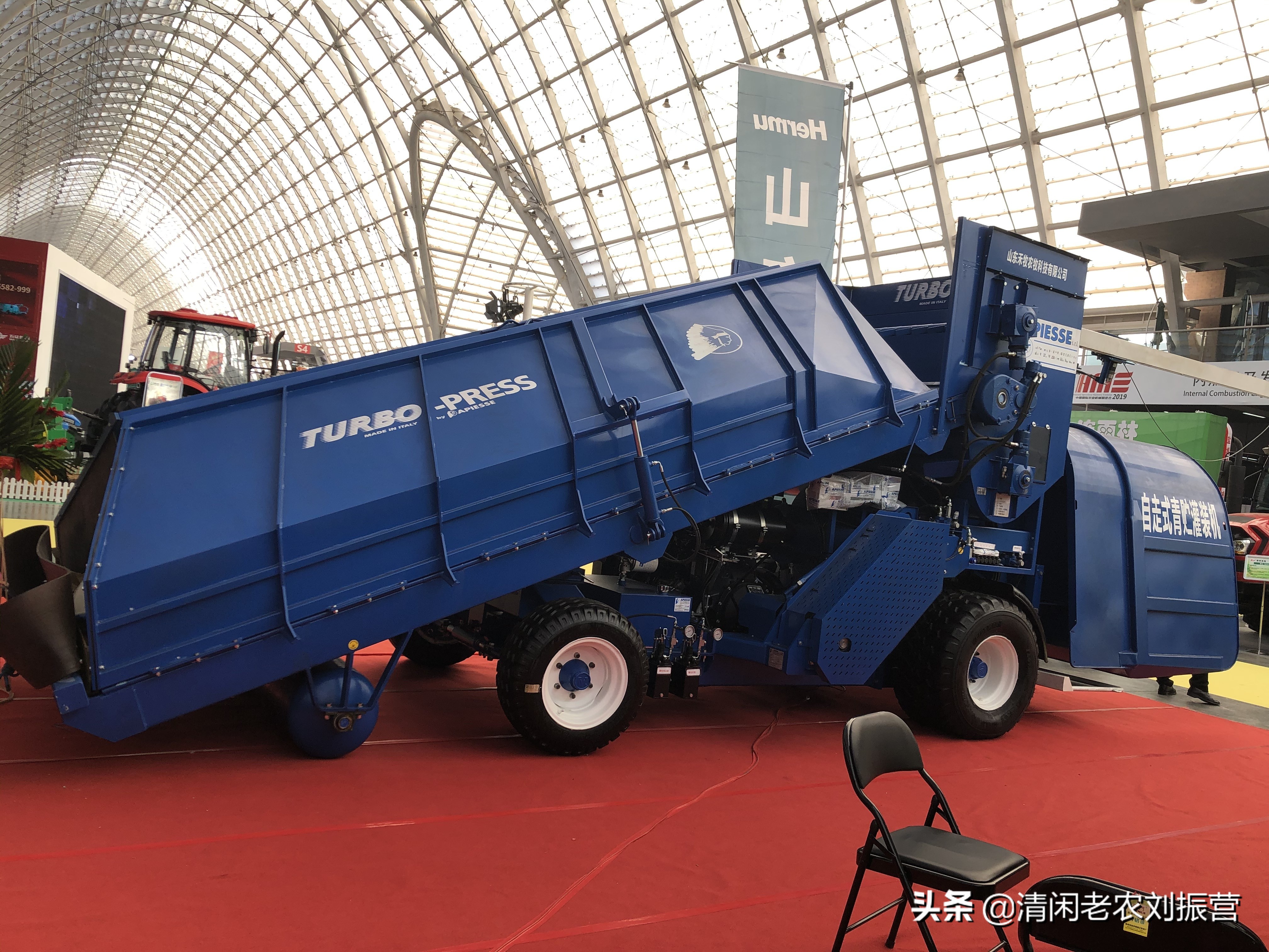 摟草打捆青貯，畜牧機(jī)械發(fā)力——國際農(nóng)機(jī)展上的牧草機(jī)械