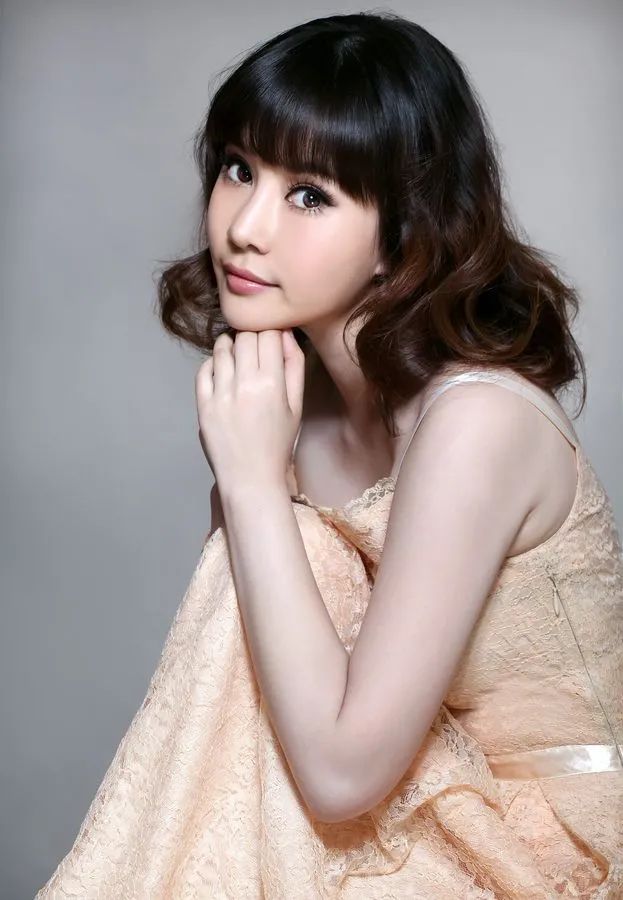 侯耀文的妻子袁茵照片(她是侯耀文的二婚娇妻,红杏出墙爱上徒侄,被独