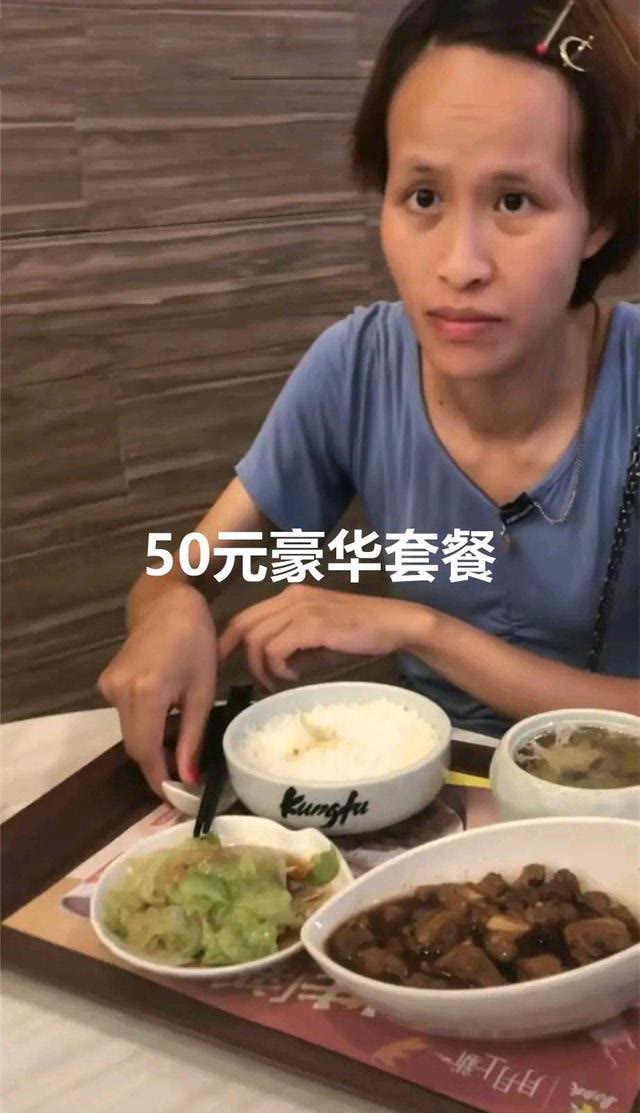 江西大学生露宿深圳街头，从天使沦落到流浪女，网友：不值得同情