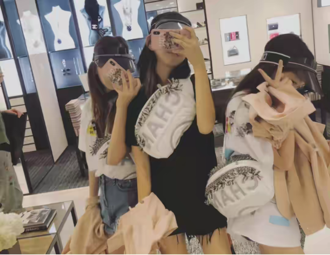 15岁李嫣与闺蜜聚会，穿短裤背心大秀好身材，疑穿辱华品牌引争议