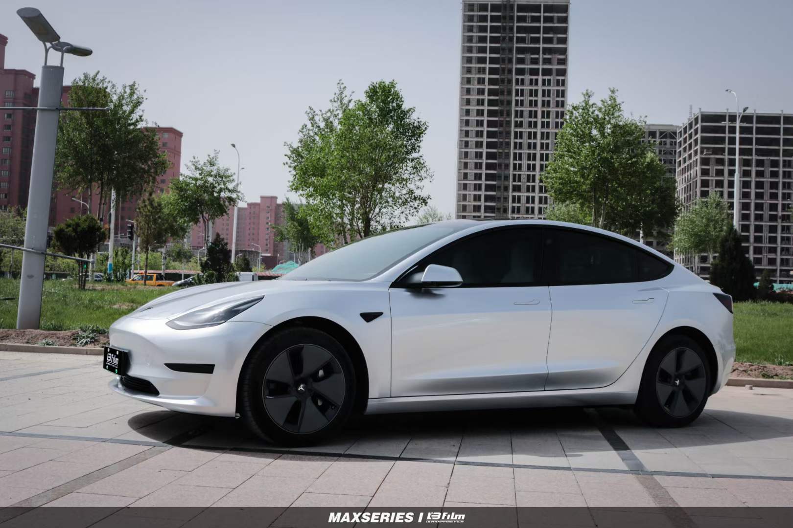 特斯拉Model3汽车贴膜LBFILM改色膜超亮金属太空银